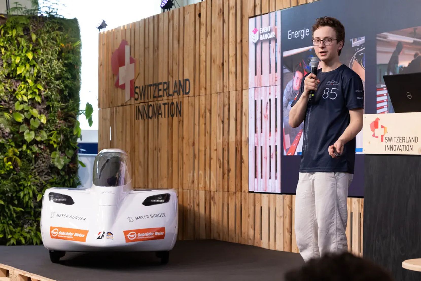 Während seine Mitstudenten Prüfungen schreiben oder sich auf diese vorbereiten, beantwortet Gian-Leo Willi geduldig Fragen zum 190 Kilo schweren Solarauto.